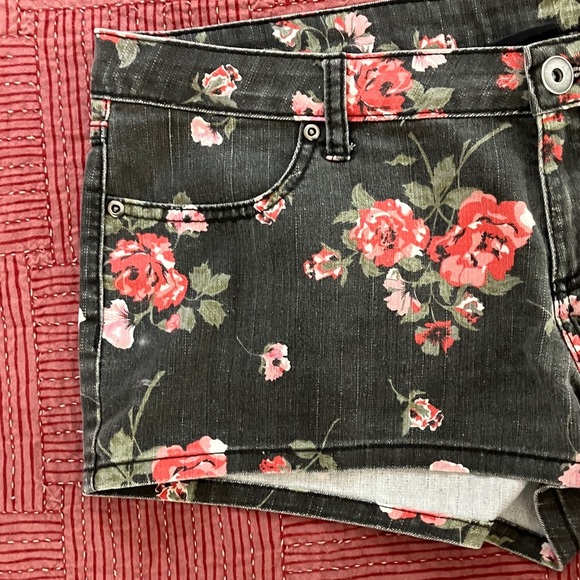City Streets women’s size 13 black/ Pink Floral Jean “Classic shorty” Shorts - Picture 14 of 16